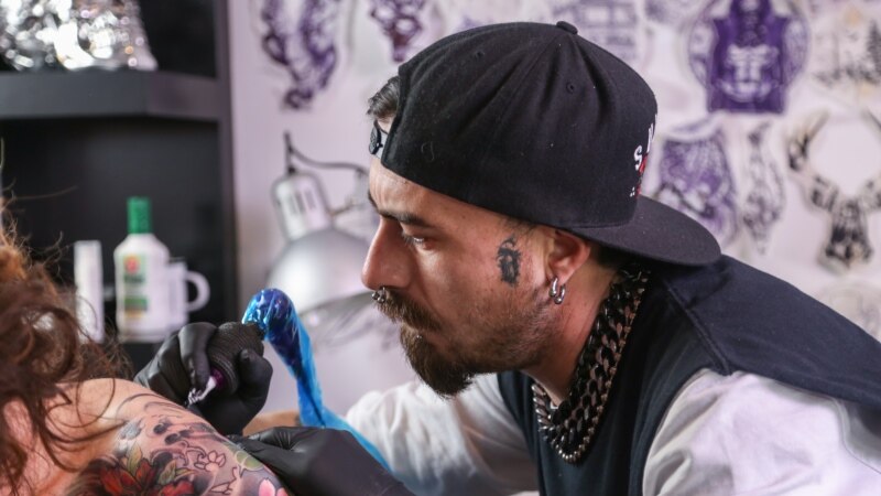 Artistët e tatuazheve ankohen për ndalesën e re të BE-së