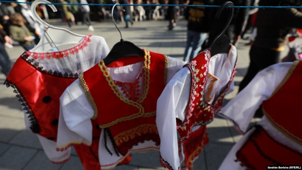 Në qendër të Prishtinës, në Ditën e Pavarësisë së Shqipërisë, shitësit kanë ekspozuar edhe veshje kombëtare. 