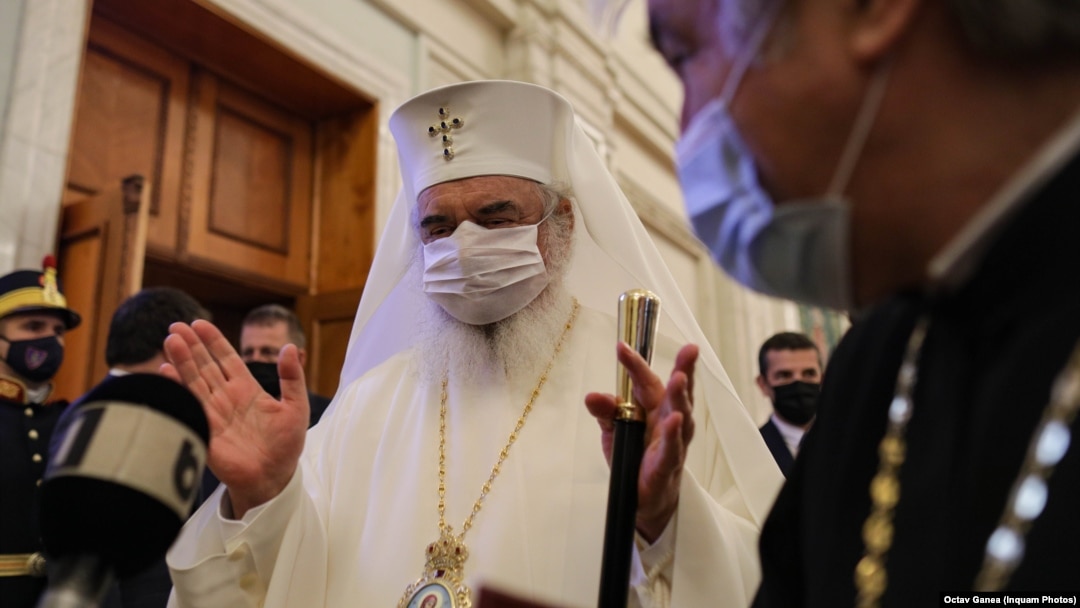 Patriarhul Bisericii Ortodoxe Române, Preafericitul Daniel, pe holul Camerei Deputaților, după ce a participat la o ședință solemnă.