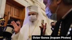 Patriarhul Bisericii Ortodoxe Române, Preafericitul Daniel, pe holul Camerei Deputaților, după ce a participat la o ședință solemnă.