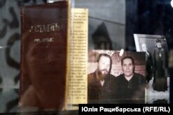 «Часослов» з написом «Сталін» і священник з дружиною