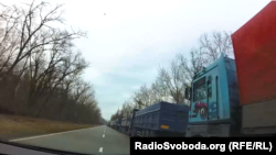 Очередь из грузовиков по дороге из Амвросиевки в Успенку