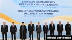 На фото (слева направо): Премьер-министр Казахстана, президенты Кыргызстана, Ирана, Азербайджана, Туркменистана, Узбекистана, Турции, Таджикистана и Пакистана на саммите ОЭС в Ашхабаде.