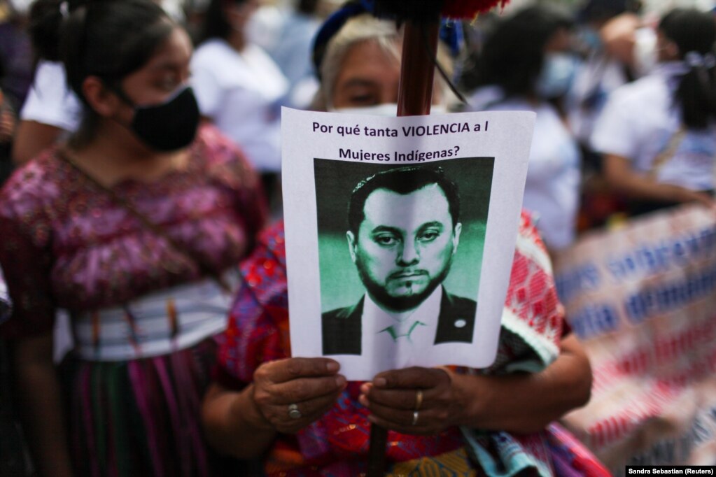 Një grua duke mbajtur një fotografi të ministrit guatemalas të Punëve të Brendshme, Gender Reyes, me mbishkrimin "Pse kaq shumë dhunë kundër grave indigjene", gjatë një proteste, në Guatemala Siti, Guatemalë.