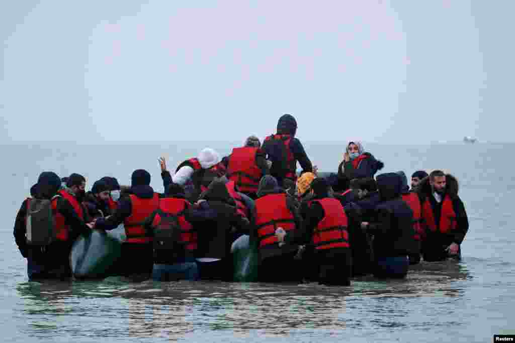 Peste 40 de imigranți părăsesc coasta din nordul Franței pe o barcă gonflabilă, pentru a traversa Canalul Mânecii, Wimereux, Franța.