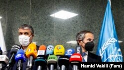 رافائل گروسی، مدیرکل آژانس بین‌المللی انرژی اتمی (سمت راست) و محمد اسلامی، رئیس سازمان انرژی اتمی ایران در نشستی خبری در تهران؛ عکس آرشیوی است