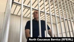 Глава грозненского офиса «Мемориала» Оюб Титиев на судебном процессе
