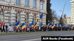 În mai multe orașe, protestatrii au pornit în marșuri de protest. Imagine de la Bacău.