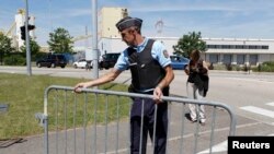 Policija osigurava fabriku gasa kod Lyona u kojoj se desio napad, 26. jun 2015.