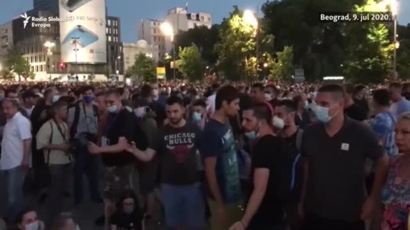 Na protestu ispred Skupštine Srbije mirno posle sporadičnih sukoba grupa demonstranata