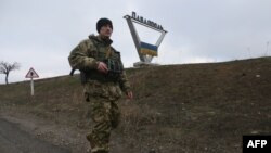 Український військовий на околиці Павлополя, що неподалік Маріуполя, ілюстративне фото