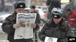 Russian police officers read newspapers on the street in central Moscow. (file photo)