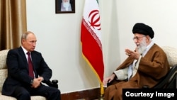 Ruski predsednik Vladimir Putin sa iranskim vrhovnim vođom Alijem Hamneijem u Teheranu tokom posete Iranu 2017. godine. 