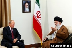 Russian President Vladimir Putin (left) meets with Iranian Supreme Leader Ayatollah Ali Khamenei in Tehran in November 2017.