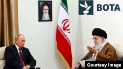 Presidenti rus, Vladimir Putin, takoi udhëheqësin suprem iranian, Ajatollah Ali Khamenei, gjatë një vizite në Iran në vitin 2017.