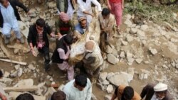 جسد فردی که در اثر سیلاب در چاریکار کشته شده است
