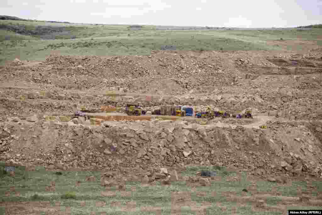 Ani şəhəi ilə üz-üzə, Arpaçayın o biri üzündə daş karxanasında işləyən ermənilər.