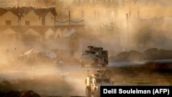 Vehicule blindate ale armatei americane în acțiune în provincia Deir Ezzor din Siria, la 15 decembrie 2018