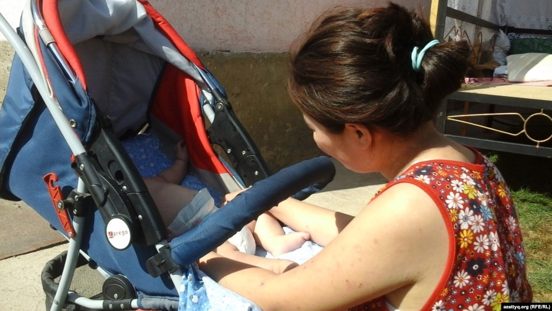 Үстел астындағы пизканы жалау