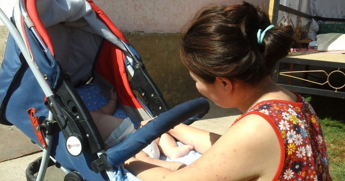 Тордағы кеудедегі қыздар