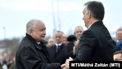 Prim-ministrul ungar, Viktor Orbán, (dreapta) și Jaroslaw Kaczynski, șeful partidului de guvernământ Lege și Justiție din Polonia