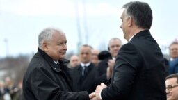Orbán Viktor miniszterelnök (j) és Jaroslaw Kaczynski, a lengyel kormányzó Jog és Igazságosság Párt (PiS) elnöke a szmolenszki légikatasztrófa áldozatainak emlékére állított, Mementó Szmolenszkért elnevezésű emlékmű felavatásán Budafokon, 2018. április 6-án