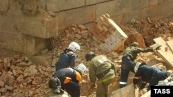 Разбор завалов на месте обрушения стены в Новосибирске
