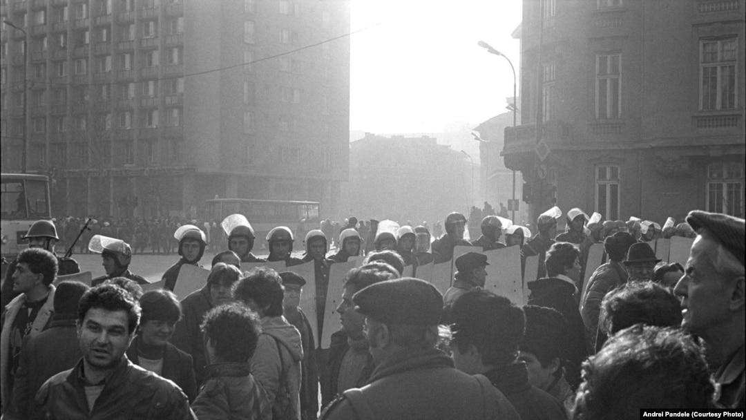 Imagine din București, de pe 21 decembrie 1989, ora 14:00. Revoluția Română era în toi.