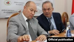 Руководитель аппарата президента РТ Асгат Сафаров (слева) и Экзам Губайдуллин