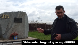 Поселок Курман-Кемельчи. Заир Смедля возле памятника жертвам геноциду кримськотатарського народу