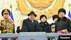 Kim Jong Un dhe vajza ndjekin paradën ushtarake