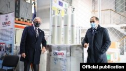 Сарпарасти намояндагии USAID дар Тоҷикистон Кит Симмонс ба муовини якуми Вазири тандурустӣ ва ҳифзи иҷтимоии аҳолии Ҷумҳурии Тоҷикистон Ғафур Муҳсинзода 200 зарфи оксигени тиббиро дар маросими расмӣ имрӯз супорид.