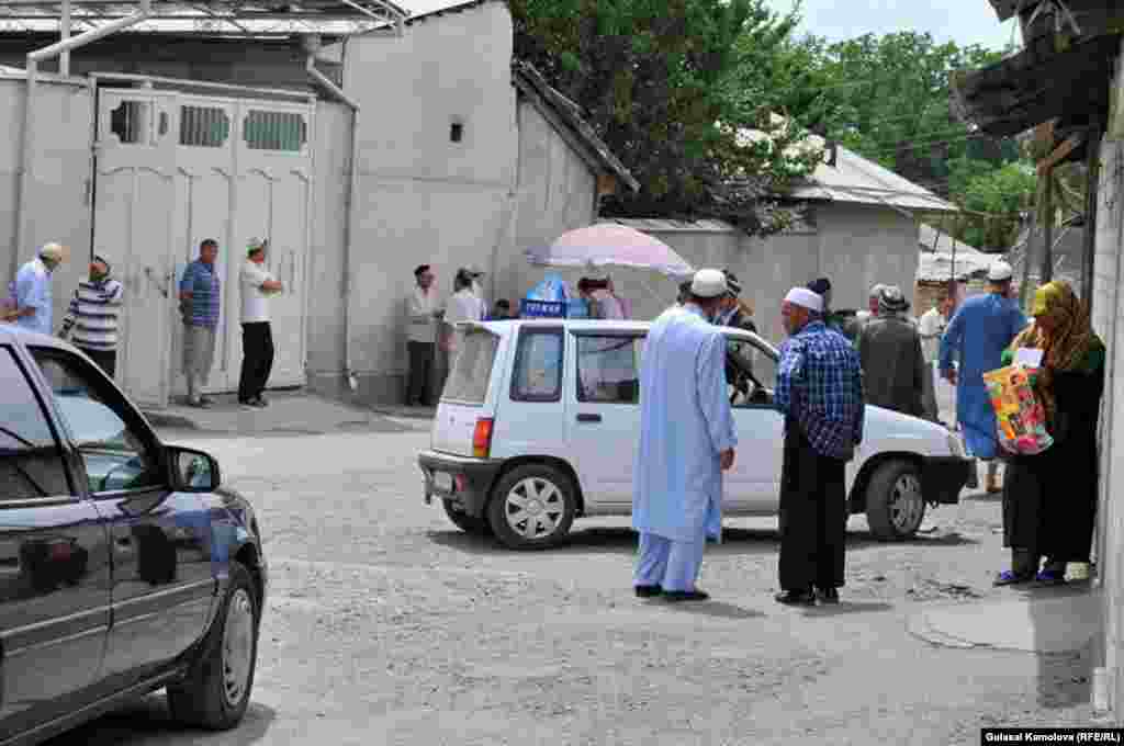 10 июн куни Жума намозидан сўнг одамлар масжиддан чиқмоқда.