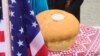 Дональда Трампа вітали «хлібом-сіллю» біля посольства США у Києві (відео)