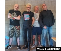  Прическите са разнообразни, само че стилът на групата остава неизменен. 