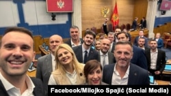 Selfi premijera Milojka Spajića i poslaničkog kluba Pokreta Evropa sad