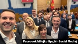 Premijer Milojko Spajić u parlamentu sa poslanicima vladajuće koalicije nakon ponovnog usvajanja spornih zakona, 26. septembra, 2024.