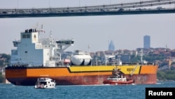 Petrolier Rosneft aflat sub sancțiuni, în tranzit prin Strâmtoarea Bosfor. Fotografie de arhivă. 