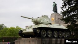 Радянський танк побіля Бранденбурзьких воріт у Берліні