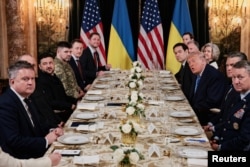 Президент США Дональд Трамп зустрічається з українською делегацією на чолі з президентом Володимиром Зеленським у клубі Трампа Mar-a-Lago у Палм-Біч, Флорида, США, 28 грудня 2025 року