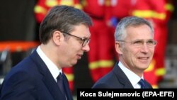 Gенералниот секретар на НАТО Јенс Столтенберг и српскиот претседател Александар Вучиќ. 