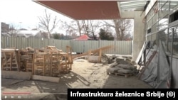 Ulaz na Železničku stanicu u Novom Sadu u toku rekonstrukcije u II fazi. Print screen videa postavljenog u martu 2024, a snimak je iz 20. februara te godine, sa naloga Infrastruktura železnice Srbije.