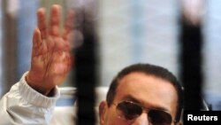 Хосьні Мубарак падчас суду 13 красавіка 2013 году.