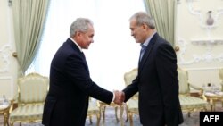 რუსეთის უშიშროების საბჭოს მდივანი სერგეი შოიგუ (მარცხნივ) და ირანის პრეზიდენტი მასუდ ფეზეშქიანი. თეირანი, 17 სექტემბერი, 2024. 