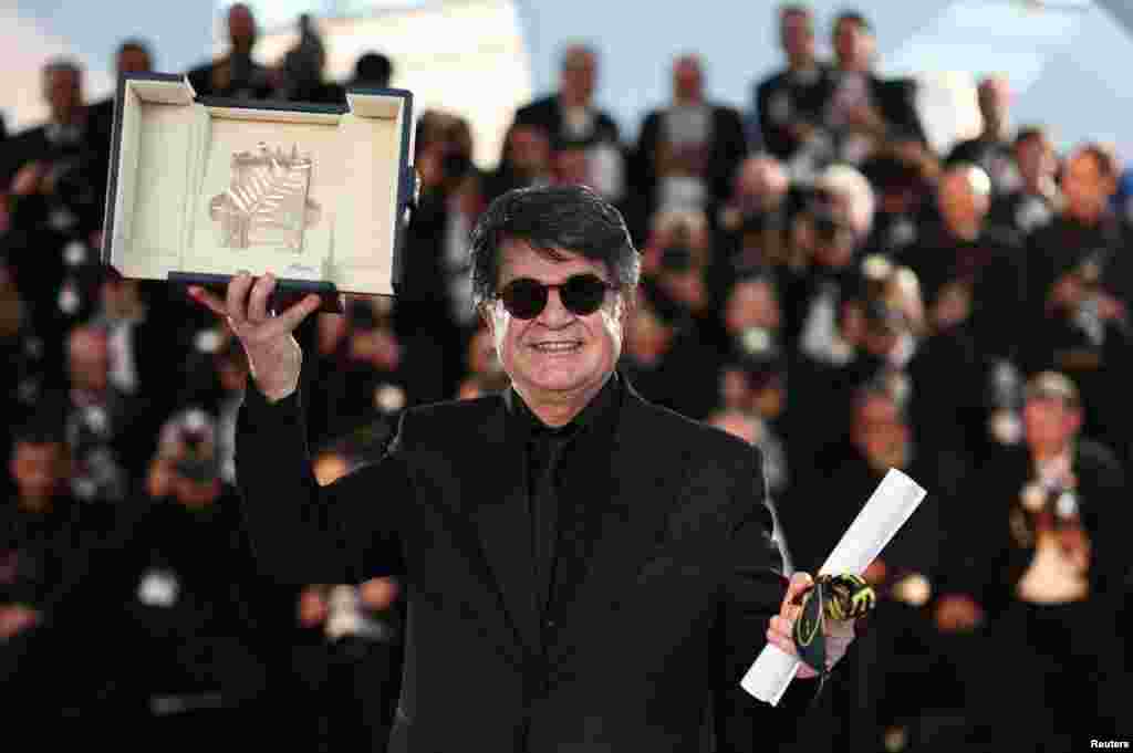 Iranski redatelj Jafar Panahi drži Zlatnu palmu koju je osvojio za film "Bila je to samo nesreća" na Filmskom festivalu u Cannesu u Francuskoj.
