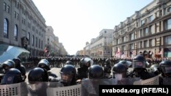 Белорус. 30-уми август. Нерӯҳои интизомӣ дар назди "Майдони истиқлол"