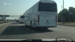 Родные удерживаемых в России украинцев едут в сторону аэропорта (видео)