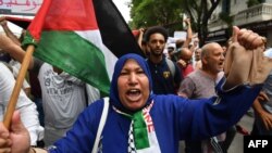 O femeie scandează sloganuri în timpul unui protest de susținere a poporului palestinian în capitala tunisiană Tunis, pe 20 octombrie 2023.