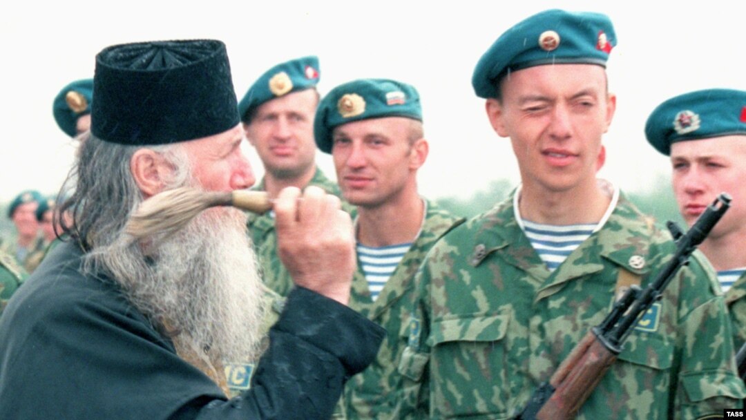 Православный священник благославляет оружие российских военнослужащих в Абхазии