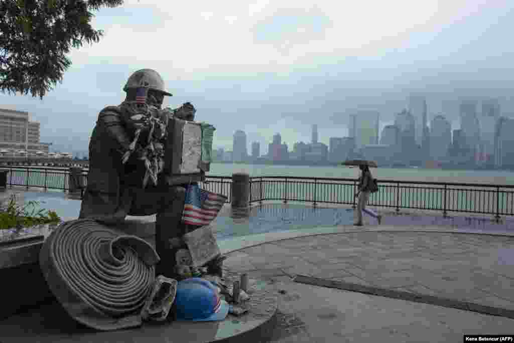 Menhetëni i Nju-Jorkut shihet në prapavijën e një vendi përkujtimor të 11 Shtatorit. (Xherzi Siti, Nju-Xherzi, 29 korrik 2021)